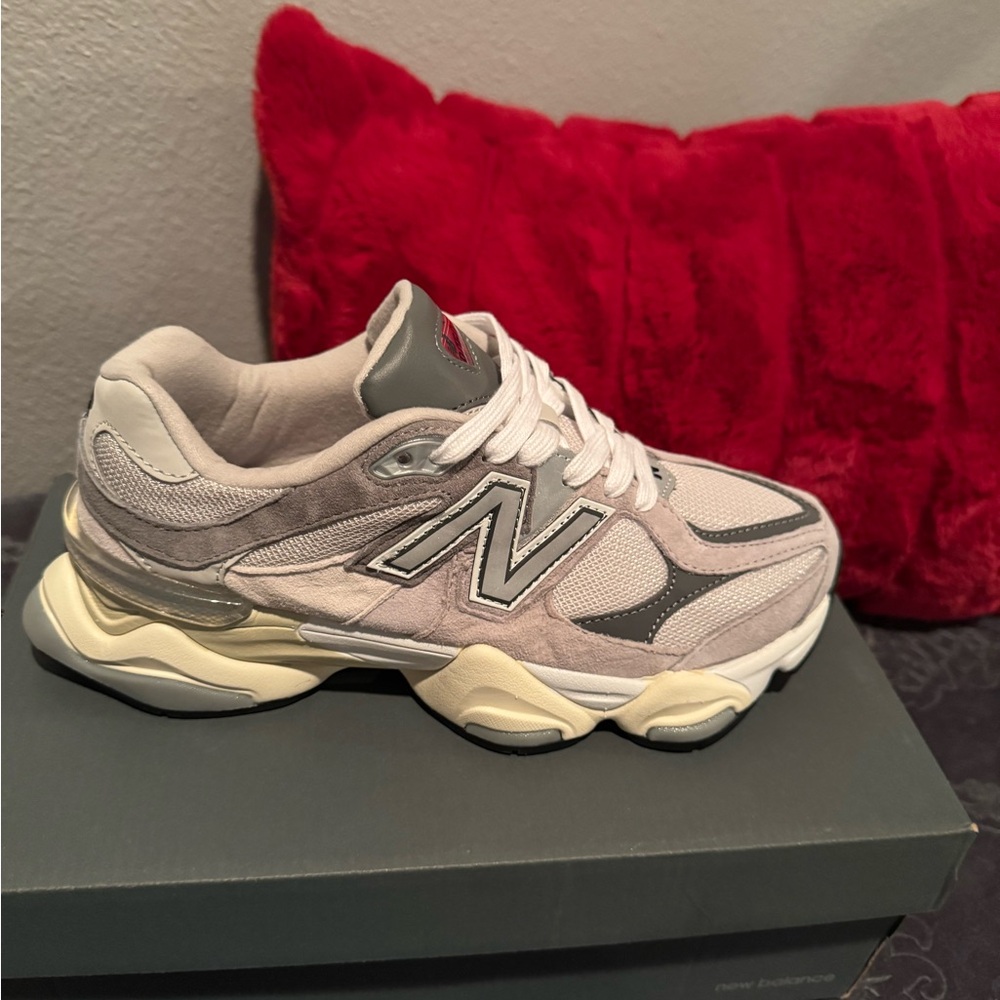 New Balance Men Cream and Gray Sneakers